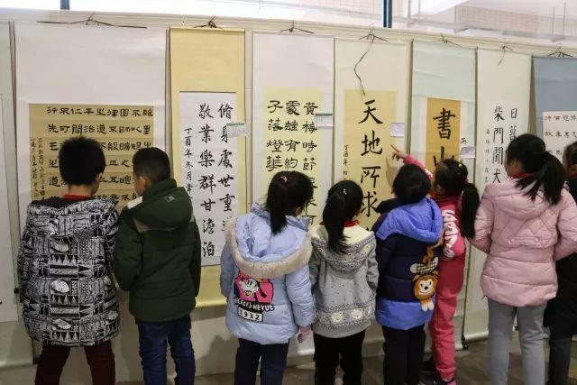 踢足球的卡通画，运动与艺术的完美结合
