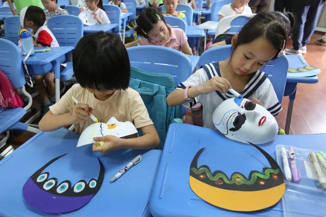 儿童涂色画与足球，打印快乐成长的足迹